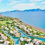 Villasonboard Dock 3 Bed, 3 Bath, Canal, Greek Venice Porto Hydra *