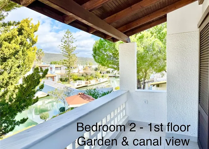 Villasonboard Dock 3 Bed, 3 Bath, Canal, Greek Venice Porto Hydra * Plépi
